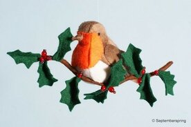 Patroonblad roodborstje op een takje hulst.