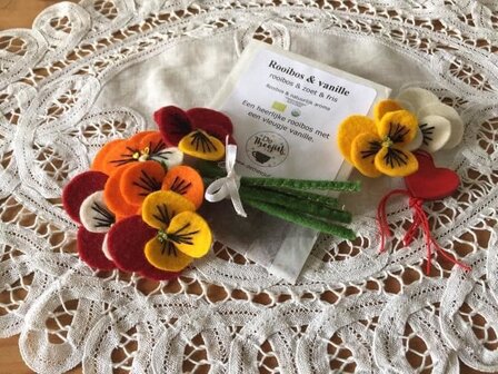 Pakket Viooltjes met thee van de Theejuf (donkerrood, oranje, geel en roomwit)