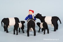 Patroonblad De boerin melkt de Koe.