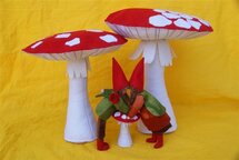 Onder een grote paddestoel.