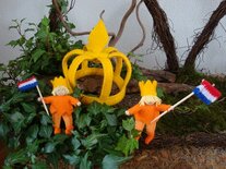 Koningskinderen met vlaggetjes.