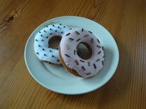 Donuts Rose met bruine kraaltjes