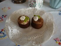 Petit Fourtje rond bruin met slagroomtoefje