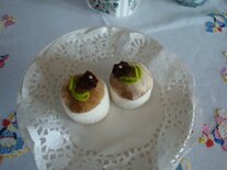 Petit Fourtje rond ecru/bruin met slagroomtoefje