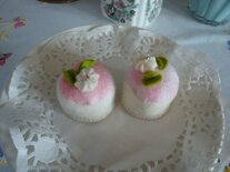 Petit Fourtje rond ecru/roze met slagroomtoefje