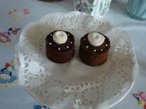 Petit Fourtje rond bruin met ecru roosje