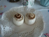 Petit Fourtje rond ecru met bruin roosje