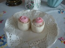 Petit Fourtje rond ecru met roze roosje