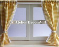 Pakket Een venster met gordijntjes