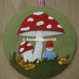 Pakket Hanger; Onder een grote paddenstoel.